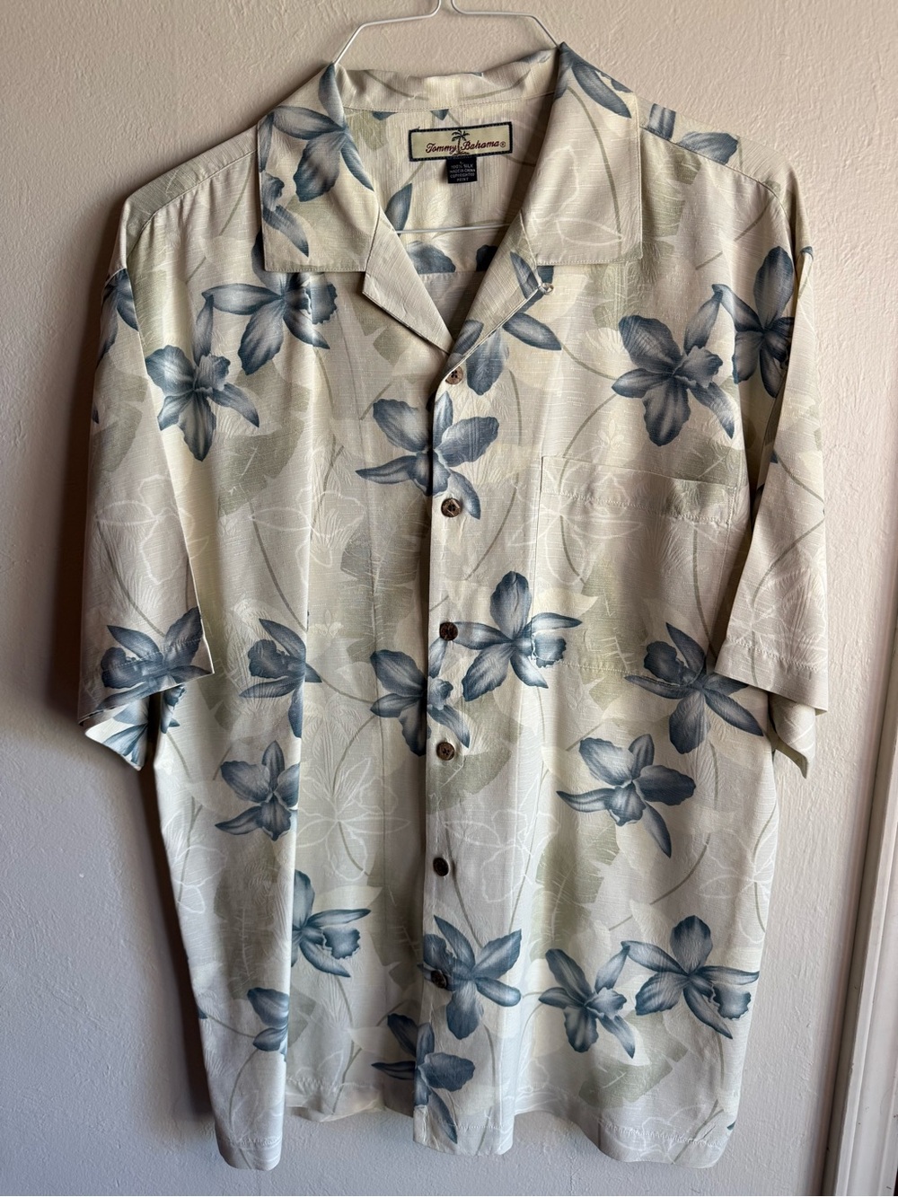 Tommy Bahama Men’s L 100% Silk Blue Floral Hawaiian Camp Shirt